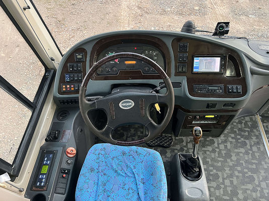 Bus penumpang putih besar bekas 47 kursi Bus yang sudah dimiliki dengan tipe transmisi manual