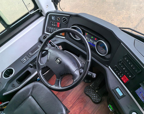 48 tempat duduk Long Coach dengan kecepatan maksimum 100km/h dan transmisi manual Model digunakan