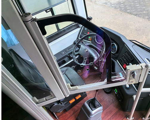 48 tempat duduk Long Coach dengan kecepatan maksimum 100km/h dan transmisi manual Model digunakan