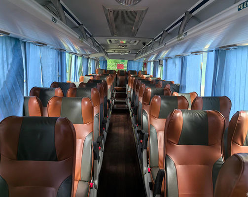 48 tempat duduk Long Coach dengan kecepatan maksimum 100km/h dan transmisi manual Model digunakan