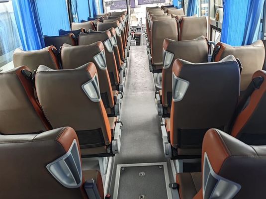 Bus Kereta Api Bus Diesel Yang Digunakan Dengan Daya Mesin 220kW 50 Kursi Bus Wisata Yang Digunakan