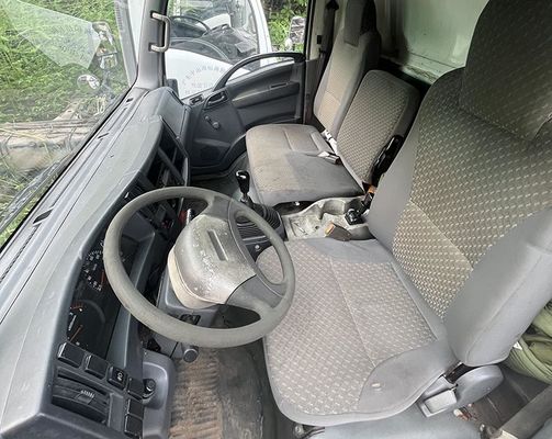 Truk bekas Isuzu ELF 600p Truk kargo 4KH1 Mesin Diesel Dan bodi putih