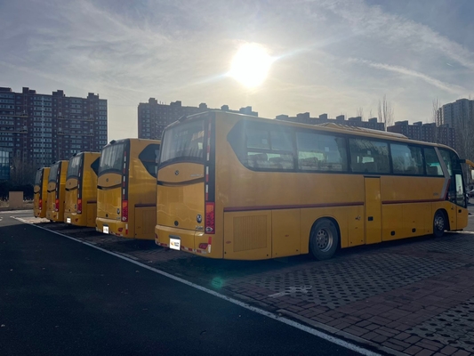 Sebuah bus kuning bekas King Long dengan mesin Yuchai 63 kursi dan transmisi manual