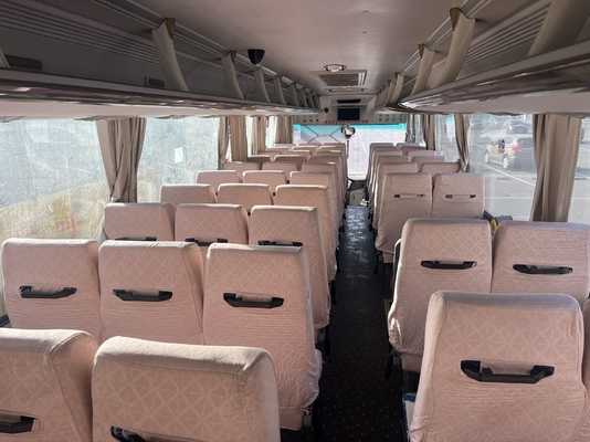 Sebuah bus kuning bekas King Long dengan mesin Yuchai 63 kursi dan transmisi manual